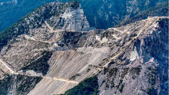 Dal marmo alla montagna. Stregoneria capitalista, estrattivismo ed ecologia nelle Alpi Apuane – di Carlo Perazzo