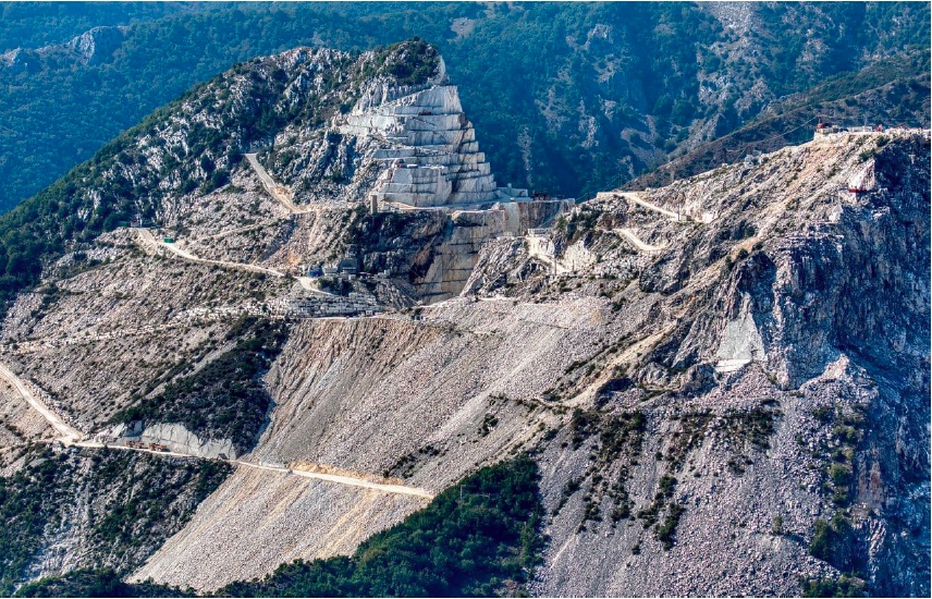 Dal marmo alla montagna. Stregoneria capitalista, estrattivismo ed ecologia nelle Alpi Apuane – di Carlo Perazzo